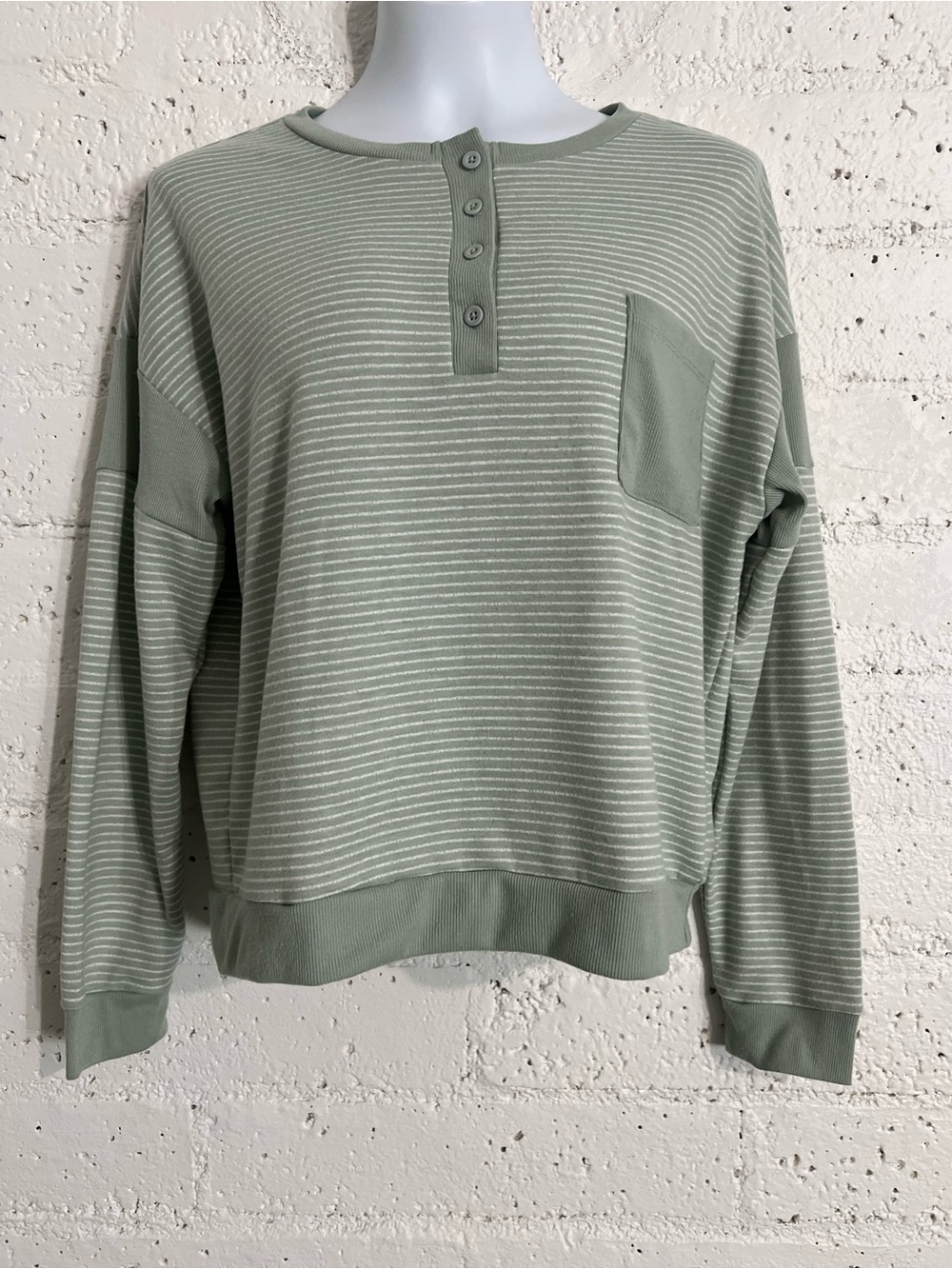 Splendid Womens Pullover Henley Top M Sage Green White Striped Cozy Knit AQ8